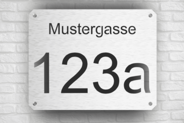 Straßenname mit Hausnummer