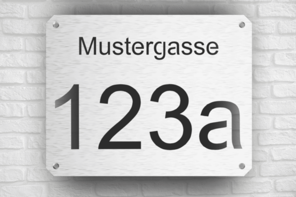 Straßenname mit Hausnummer